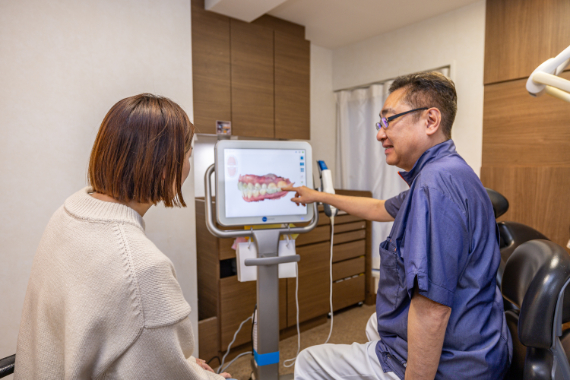 口腔内スキャナーによる説明の様子
